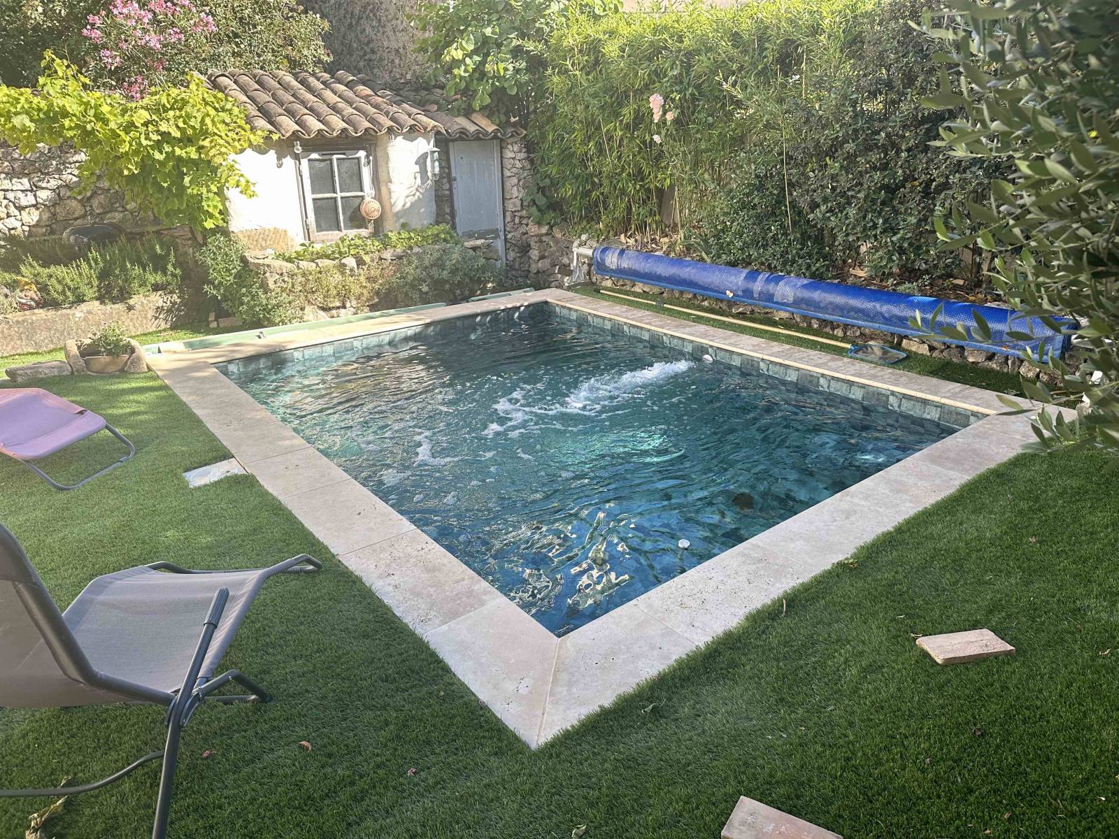 Rénovation d'une piscine béton avec un revêtement liner pvc armé imitation pierre Bali à Saint-Cannat