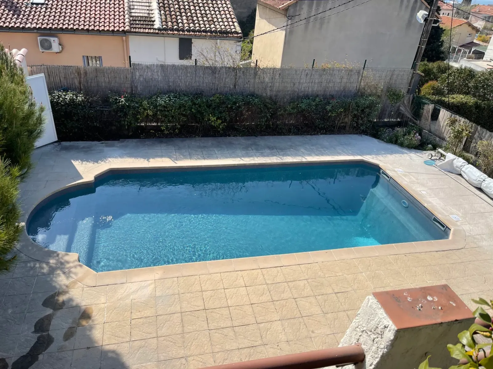 Habillage d’une coque polyester avec du pvc armé 3D Touch prestige sur une piscine L’Estaque 13016