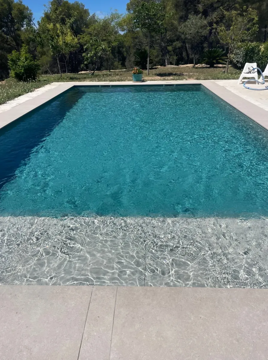 Construction d'une piscine en béton armé revêtement pvc armé Renolit Alkorplan Vogue Tropical à La Ciotat