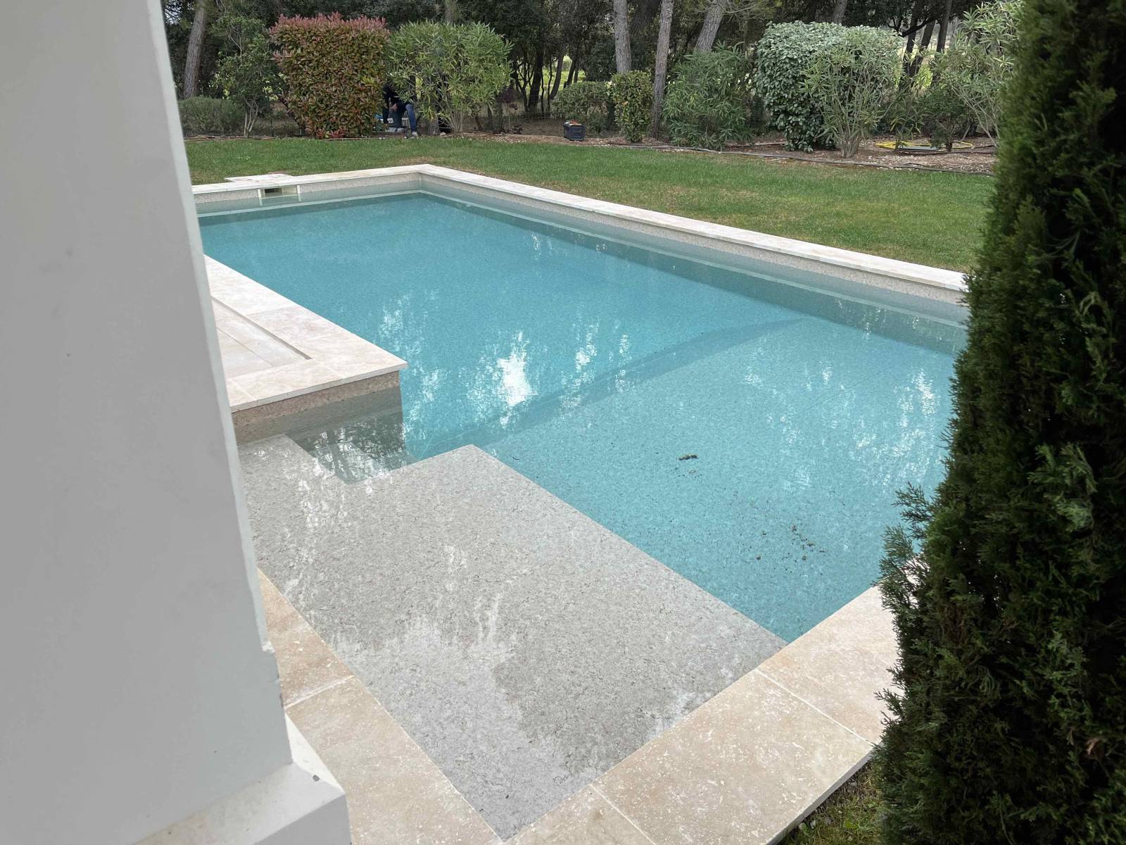 RÉNOVATION D'UNE PISCINE PANNEAUX AVEC DU PVC ARMÉ RENOLIT ALKORPLAN 3D TOUCH SUBLIME À MALLEMORT PRÈS DU GOLF PONT ROYAL