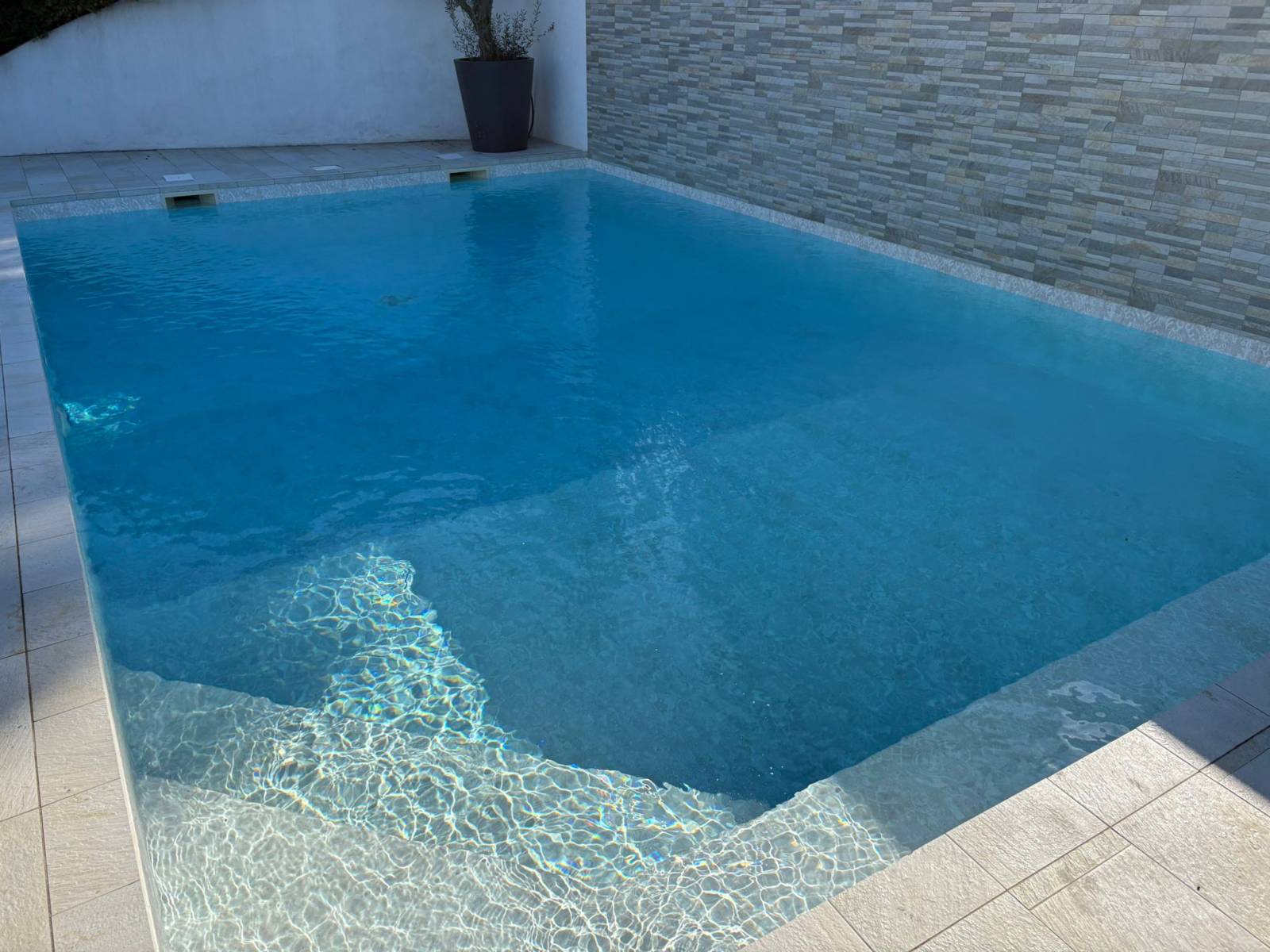 Rénovation Piscine Rectangulaire : Création Banquette, PVC Armé VOGUE VINTAGE et Projecteur LED à Marseille