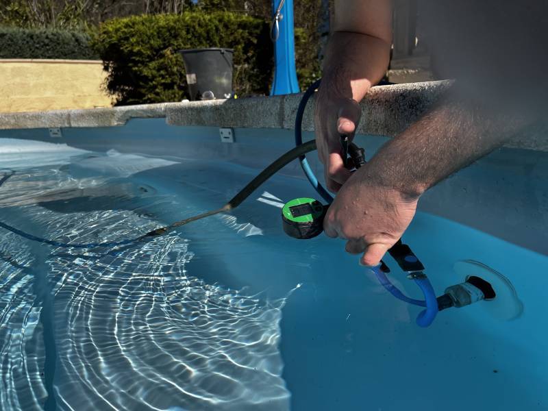 Piscine qui perd de l’eau : comment savoir s’il s’agit d’une fuite et quand agir ?