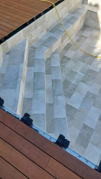 RÉNOVATION PISCINE BÉTON AVEC DU PVC ARMÉ IMITATION CARRELAGE BALI À PEYPIN