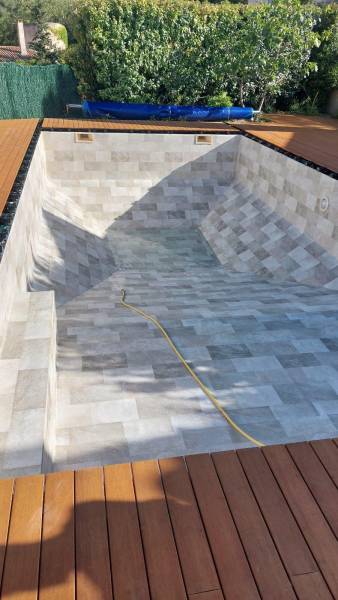 RÉNOVATION PISCINE BÉTON AVEC DU PVC ARMÉ IMITATION CARRELAGE BALI À PEYPIN