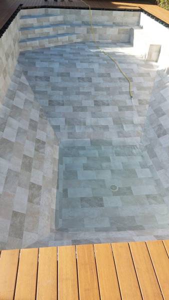 RÉNOVATION PISCINE BÉTON AVEC DU PVC ARMÉ IMITATION CARRELAGE BALI À PEYPIN