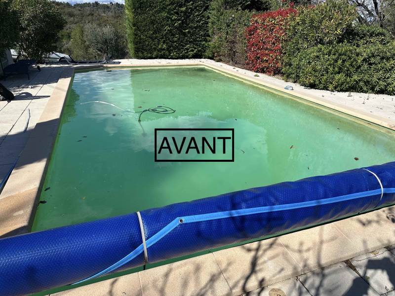 RÉNOVATION PISCINE BÉTON AVEC DU PVC ARMÉ IMITATION CARRELAGE BALI À PEYPIN