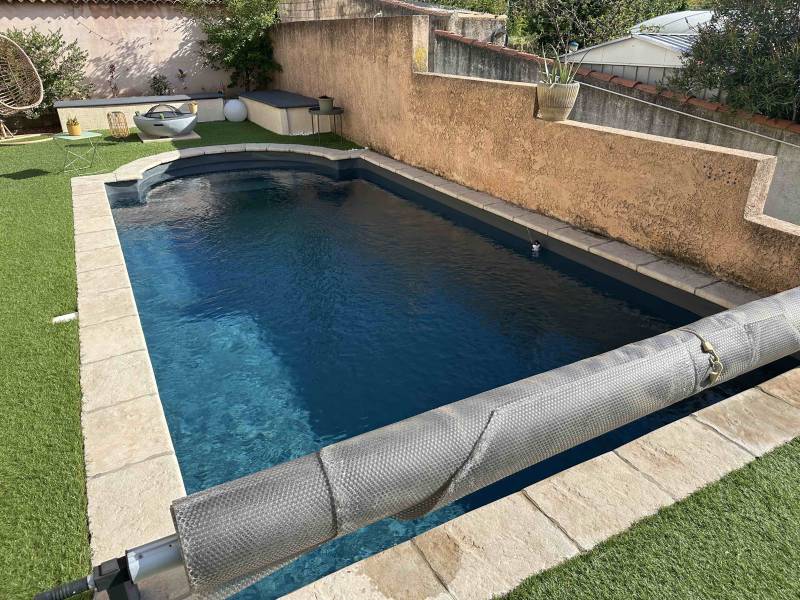 RÉNOVATION PISCINE STRUCTURE BÉTON LINER AVEC DU PVC ARMÉ SOPREMA FEELING AUX PENNES-MIRABEAU