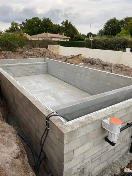 Entretien et Rénovation de Piscines avec pose de PVC armé à Allauch