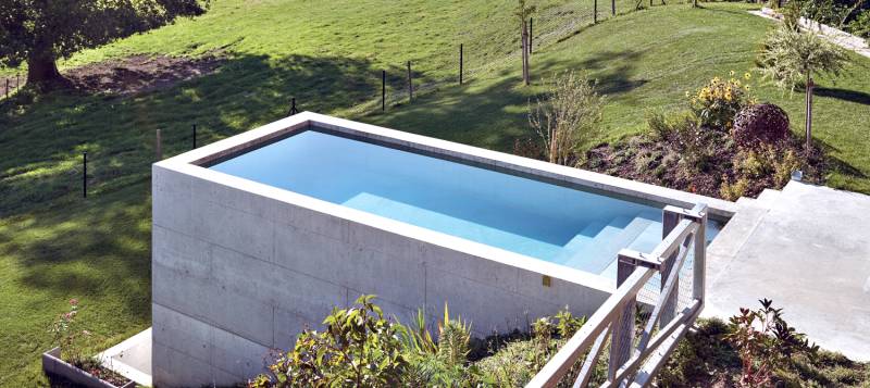 Rénovation de piscine sur-mesure à Carry-le-Rouet avec un béton armé personnalisé