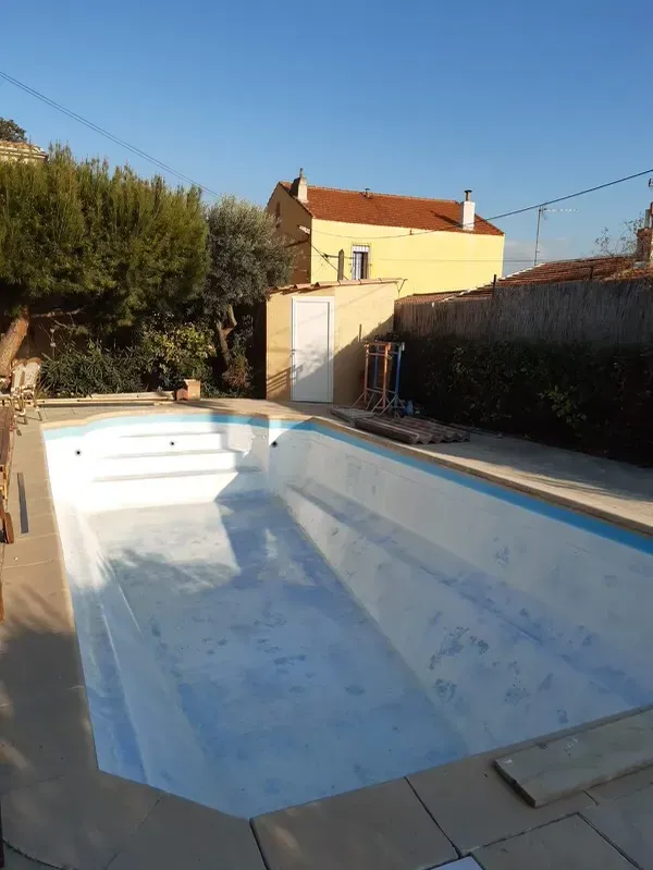 RÉNOVATION D'UNE COQUE POLYESTER GEL COAT AVEC DU PVC ARMÉ RENOLIT ALKORPLAN 3D TOUCH PRESTIGE À MARSEILLE