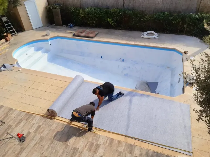 RÉNOVATION D'UNE COQUE POLYESTER GEL COAT AVEC DU PVC ARMÉ RENOLIT ALKORPLAN 3D TOUCH PRESTIGE À MARSEILLE