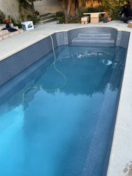 RÉNOVATION D'UNE COQUE POLYESTER GEL COAT AVEC DU PVC ARMÉ RENOLIT ALKORPLAN 3D TOUCH PRESTIGE À MARSEILLE