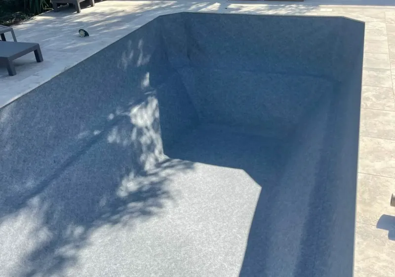  Habillage d’une coque polyester avec du pvc armé sur piscineà Gignac-la-Nerthe 13180