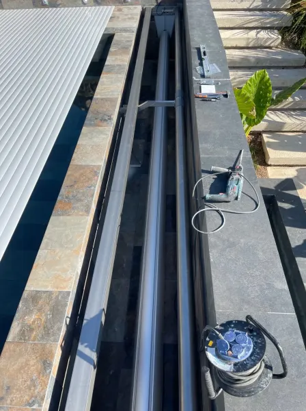 Pose de volet roulant motorisé sur mesure sur une piscine à Vitrolles 13127