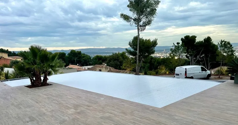 Pose de volet roulant motorisé sur mesure sur une piscine à Vitrolles 13127