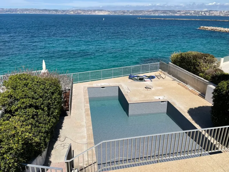 Habillage d’une mosaïque Granit grey sur une piscine à Marseille 13007