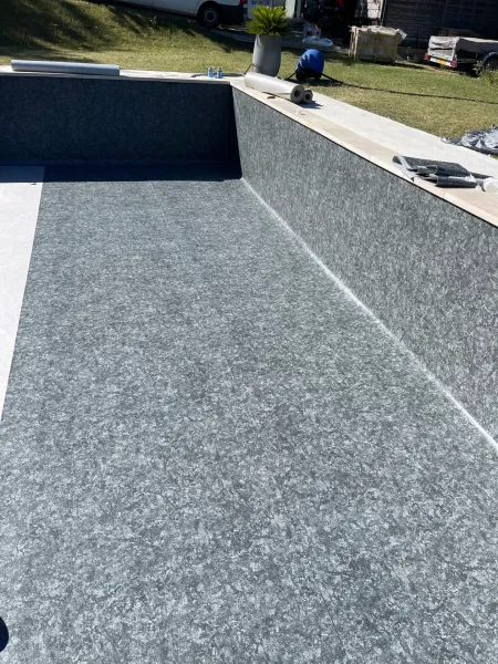 RÉNOVATION D'UNE PISCINE BÉTON AVEC DU PVC ARMÉ SOPREMA SENSITIVE GREY ENTRE MARSEILLE ET AIX-EN-PROVENCE