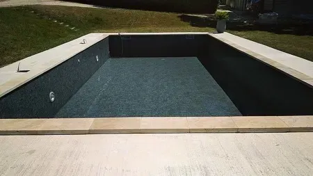 RÉNOVATION D'UNE PISCINE BÉTON AVEC DU PVC ARMÉ SOPREMA SENSITIVE GREY ENTRE MARSEILLE ET AIX-EN-PROVENCE