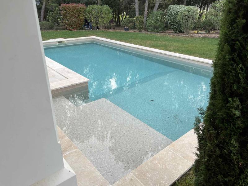 RÉNOVATION D'UNE PISCINE PANNEAUX AVEC DU PVC ARMÉ RENOLIT ALKORPLAN 3D TOUCH SUBLIME À MALLEMORT PRÈS DU GOLF PONT ROYAL