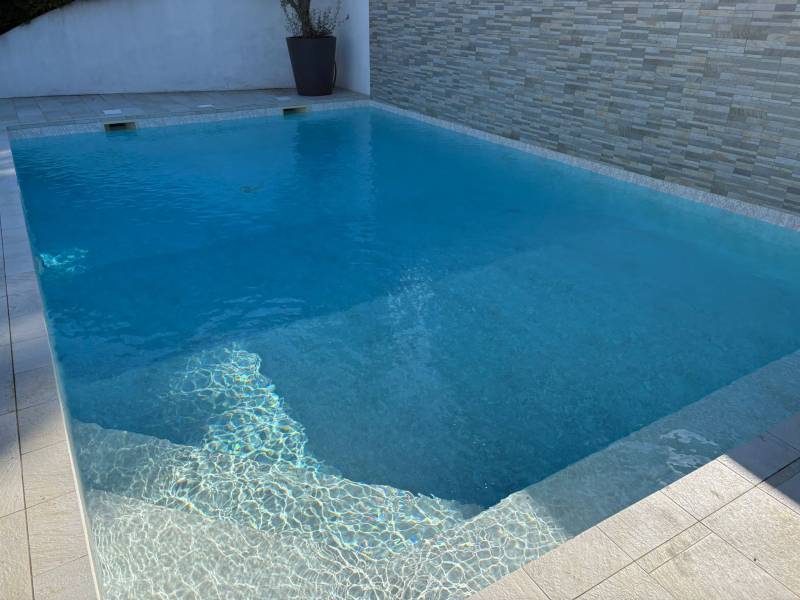 Rénovation Piscine Rectangulaire : Création Banquette, PVC Armé VOGUE VINTAGE et Projecteur LED à Marseille