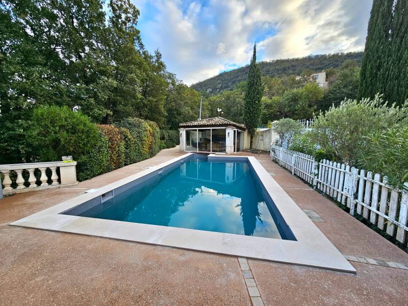 Rénovation piscine complète : margelles neuves, hydraulique optimisée, skimmers miroir, domotique avancée et pose du PVC armé RENOLIT ALKORPLAN pour une esthétique durable et performante.