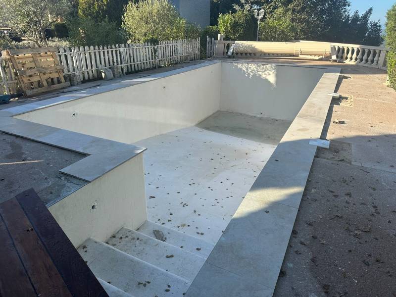 Rénovation piscine complète : margelles neuves, hydraulique optimisée, skimmers miroir, domotique avancée et pose du PVC armé RENOLIT ALKORPLAN pour une esthétique durable et performante.