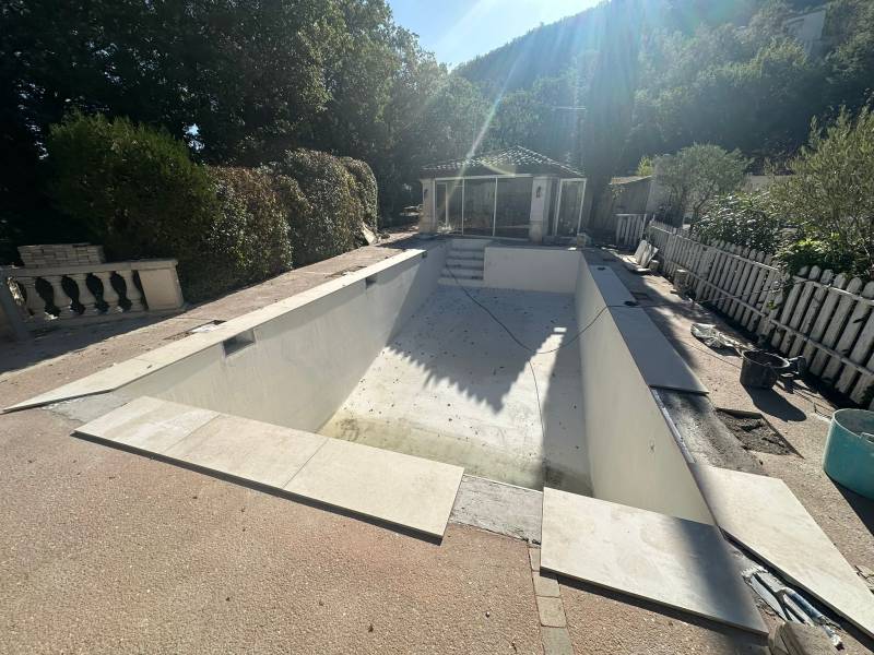 Rénovation piscine complète : margelles neuves, hydraulique optimisée, skimmers miroir, domotique avancée et pose du PVC armé RENOLIT ALKORPLAN pour une esthétique durable et performante.