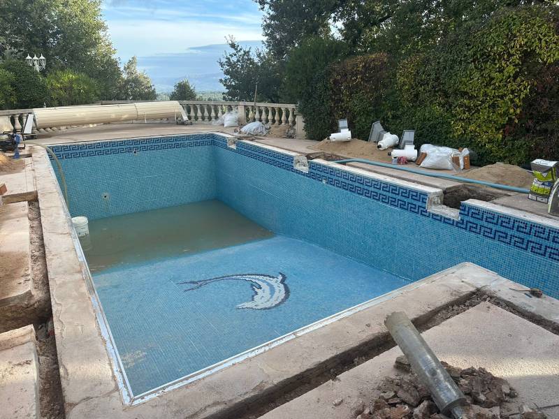 Rénovation piscine complète : margelles neuves, hydraulique optimisée, skimmers miroir, domotique avancée et pose du PVC armé RENOLIT ALKORPLAN pour une esthétique durable et performante.