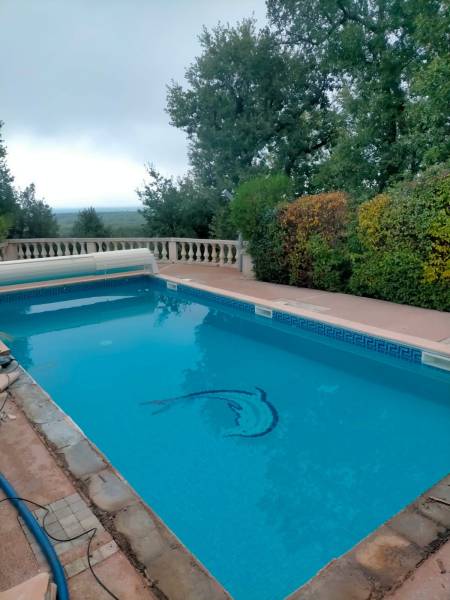 Rénovation piscine complète : margelles neuves, hydraulique optimisée, skimmers miroir, domotique avancée et pose du PVC armé RENOLIT ALKORPLAN pour une esthétique durable et performante.