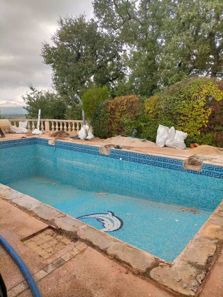 Rénovation piscine complète : margelles neuves, hydraulique optimisée, skimmers miroir, domotique avancée et pose du PVC armé RENOLIT ALKORPLAN pour une esthétique durable et performante.