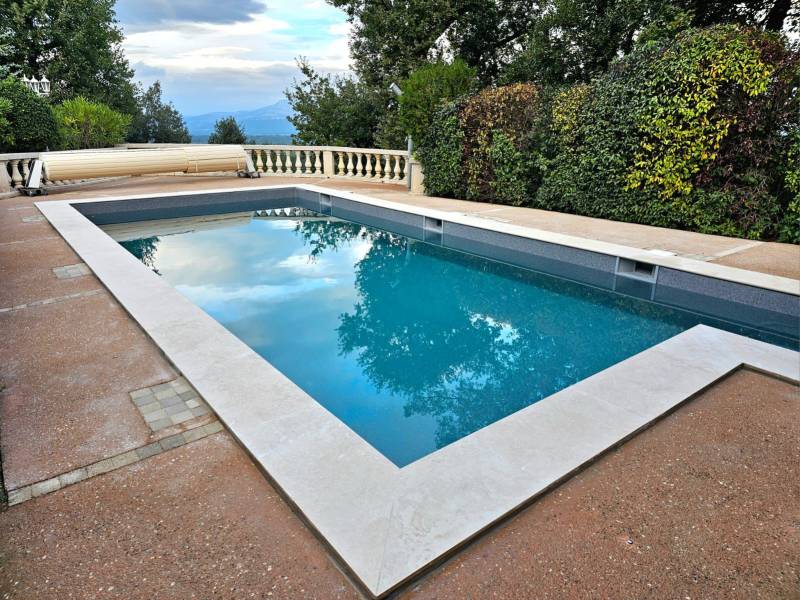 Rénovation de piscine carrelée avec pose de PVC armé pour une étanchéité durable, intervention réalisée par Chaumery Piscines & Co dans les Bouches-du-Rhône.