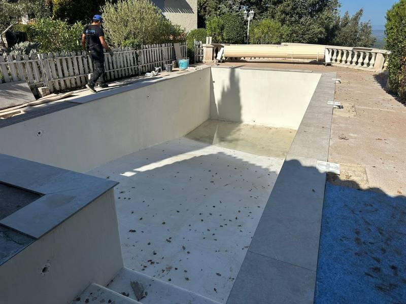 Détail de la pose de PVC armé en rénovation de piscine béton, solution idéale pour une piscine qui fuit, intervention à Marseille et sur la Côte Bleue.