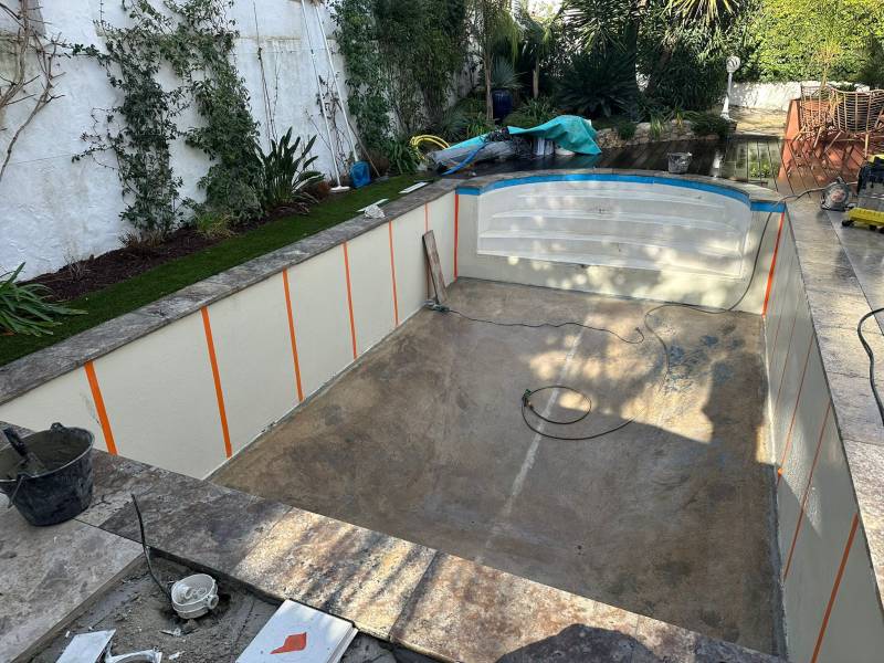 reparation-piscine-qui-fuit-panneaux-metallique-pvc-armee